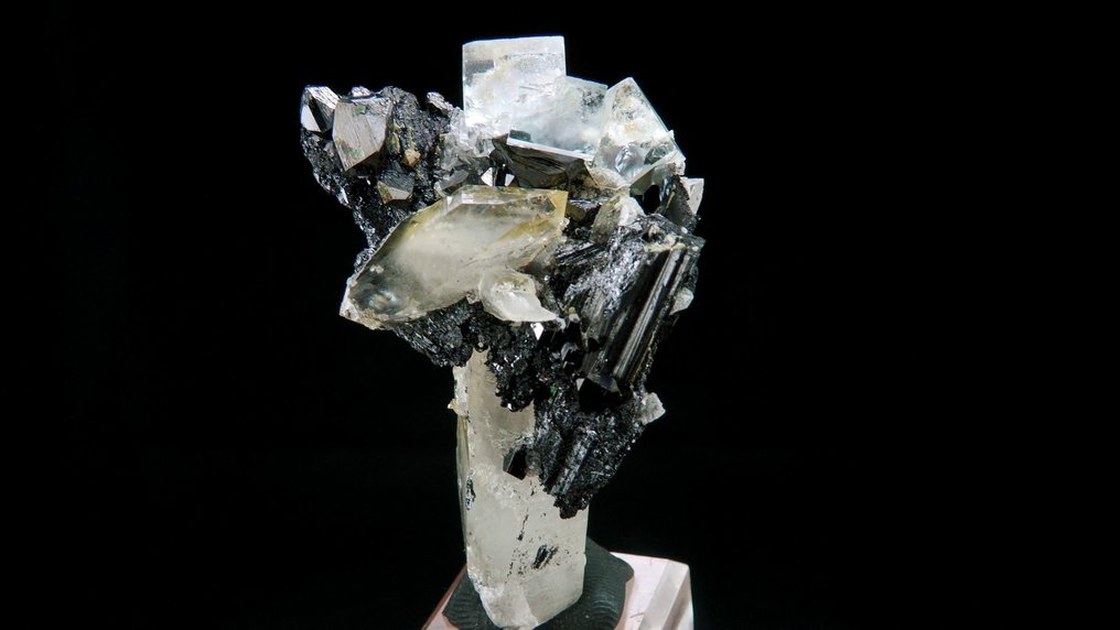 Fluorite on Ferberite and Quartz floater - Yaogangxian, Hunan, China - Height: 5.8 cm - Width: 4.0 cm- 43 g #1.0