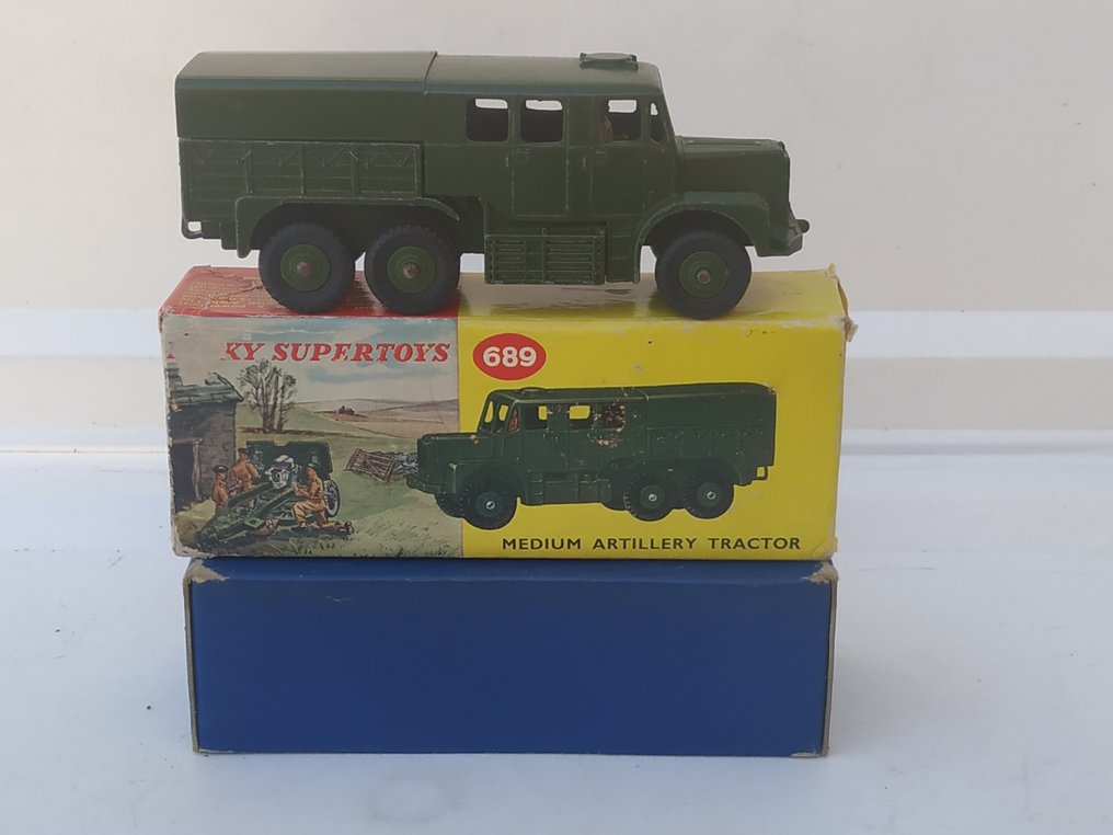 Dinky Toys 1:48 - Modellino di veicolo militare - Dinky Supertoys Original Issue - First Series Medium Artillery Tractor No.689 - In Original Second New Series Yellow "Picture" Box - 1958 #1.0