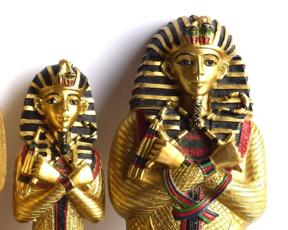 Temasamling - Figur i polykromt materiale, 17 cm, Tutankhamons sarkofag #2.1