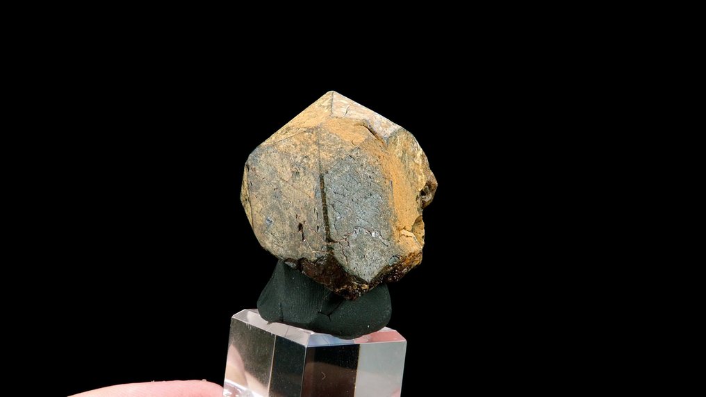 Spinel -  Betroka, Madagascar - Height: 4.3 cm - Width: 3.6 cm- 90 g #4.3