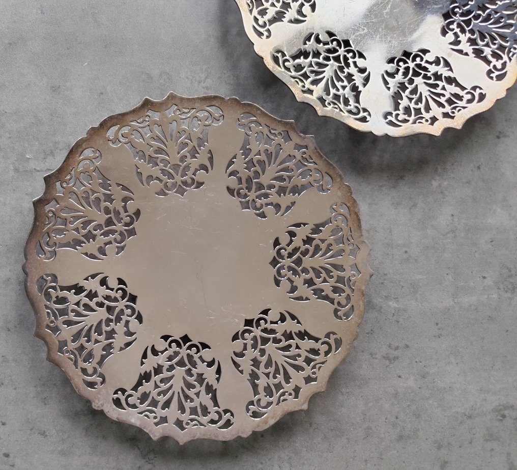 mappin & Webb - Tarjotin (2) - Hopeoitu - Pari englanninkielisiä nostimia. #2.1