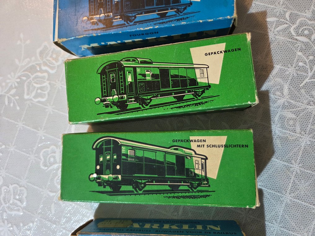Märklin H0 - 4003, 3294, 4018 4040 4041 - 模型貨運火車 (9) - 设有7节货车和两个红色的附加车。 - DB #1.0
