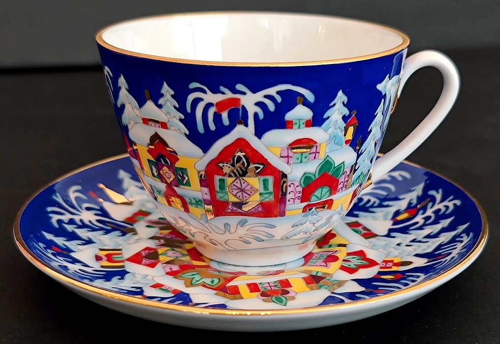 Lomonosov Imperial Porcelain Factory - Pattern: Winter Fairy Tale Pattern designer: A.Vorobievskiy Shape: Spring Artist: S.Yakovleva - Cup and saucer (2) - hand painted, embellished with 22-karat gold. - hard-paste porcelain #2.1