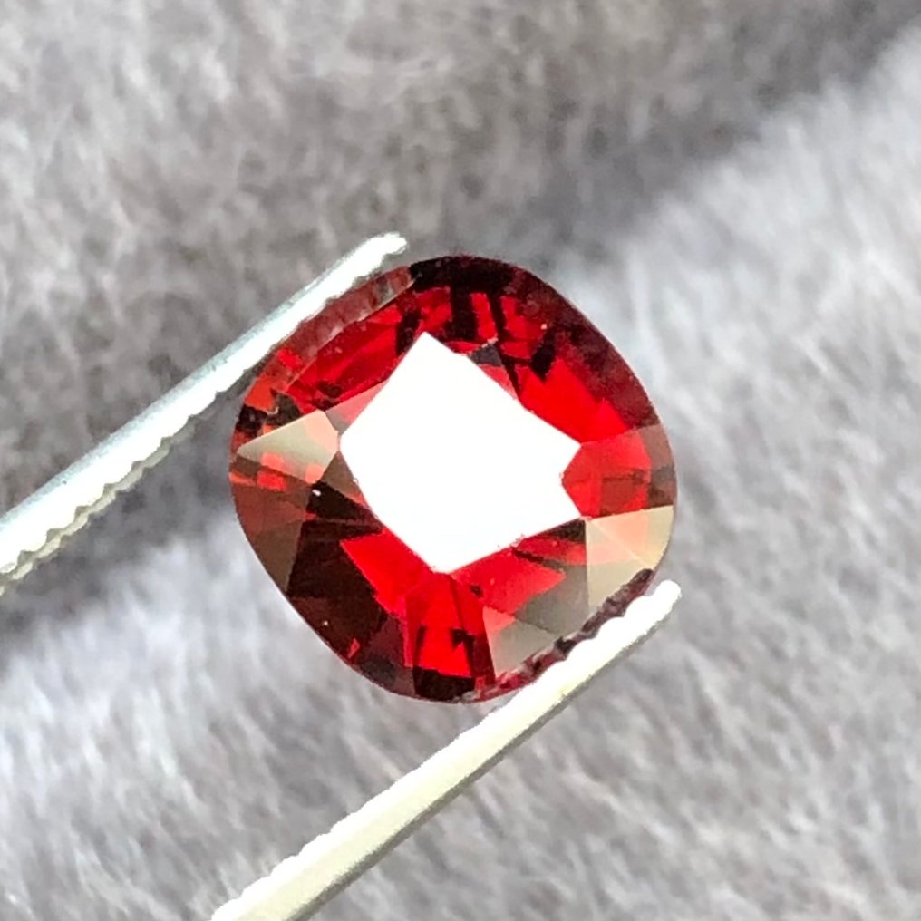 No Reserve Price - 1 pcs Red Spinel - 1.78 ct - International Jewellery & Gems Certifiers (IJGC) - VIVID RED SPINEL #3.2