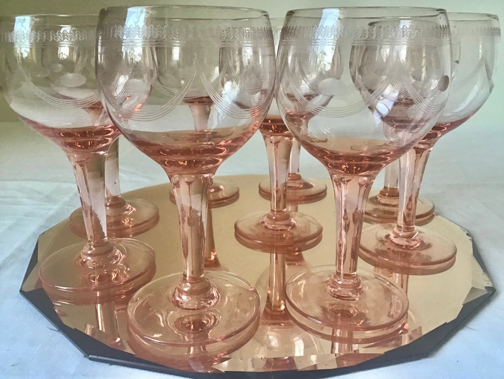 Ποτήρι κρασιού - 9 ποτήρια κρασιού με λεπτομερές χαράγιο στο γυαλί πάνω σε σερβίρισμα. #2.1