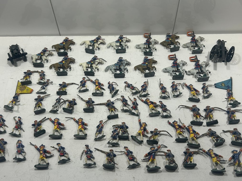 Heinrichsen - Figura - Heinrichsen – Massief tin – 18e eeuw – 70 figuren + 6 ruiters + 2 kanonnen + 2 vlaggen – (60) - Metal #1.0