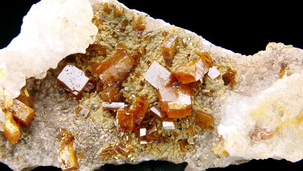 Βουλφενίτης - Ερυσσόρυγμα μεταλλείου, Όρη Λόος Λαμέντος, Τσιουάουα, Μεξικό. - Ύψος: 8.5 cm - Πλάτος: 4 cm- 80 g #2.1