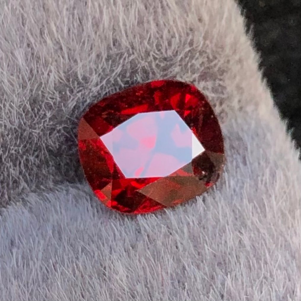 Zonder Minimumprijs - 1 pcs  Rood Spinel  - 1.86 ct - nternational Colored Gemstone Association (ICA GemLab) - VIVID RED SPINEL #4.3