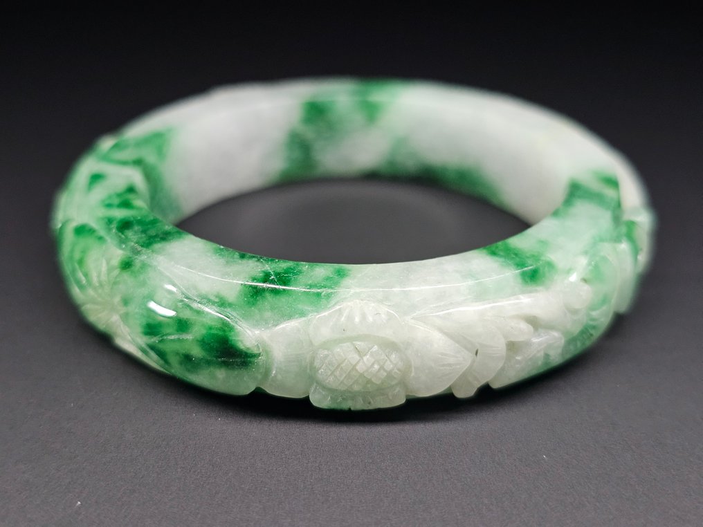 绿色白色硬石手链，饰有神话人物 - 石 - 中國 - 中華人民共和國（1949年至今） #2.1