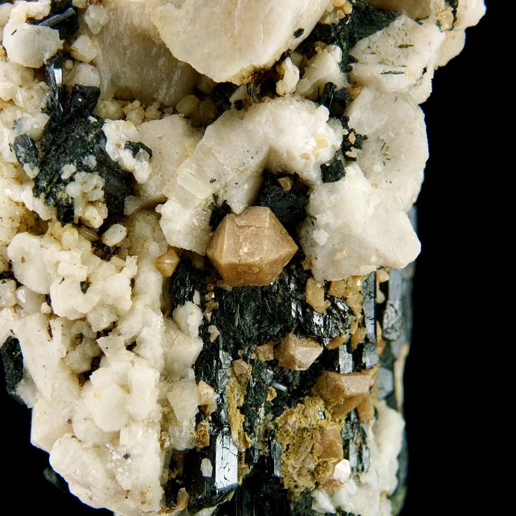 Zircon on Aegirine with Microcline -  Mount Malosa, Zomba, Malawi - Height: 5.6 cm - Width: 3.5 cm- 74 g #1.0