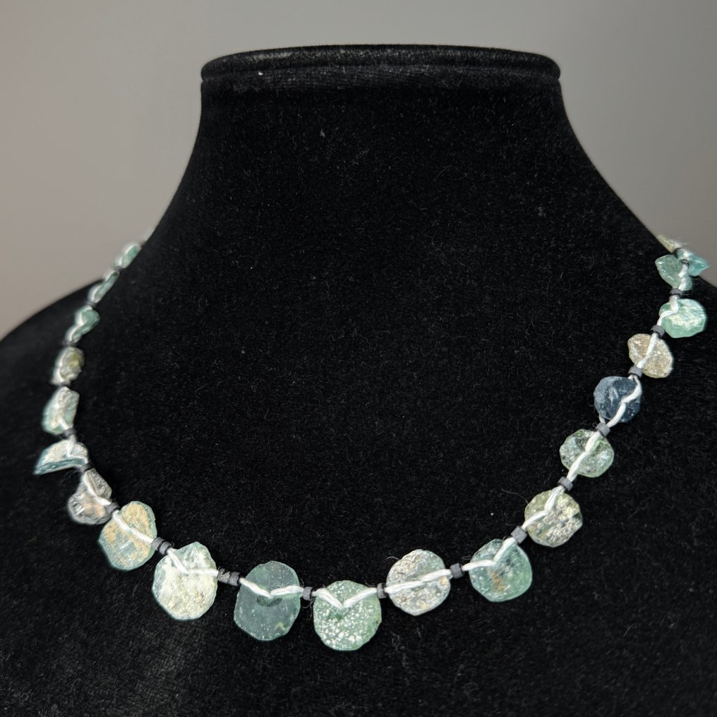 Αρχαία Ρωμαϊκή Αρχαία ρωμαϊκά γυαλιά και πέτρες και άλλα κολιέ με χάντρες σε θήκη καρδιάς με χρωμιωμένη επιφάνεια,  (χωρίς τιμή ασφαλείας) #1.0