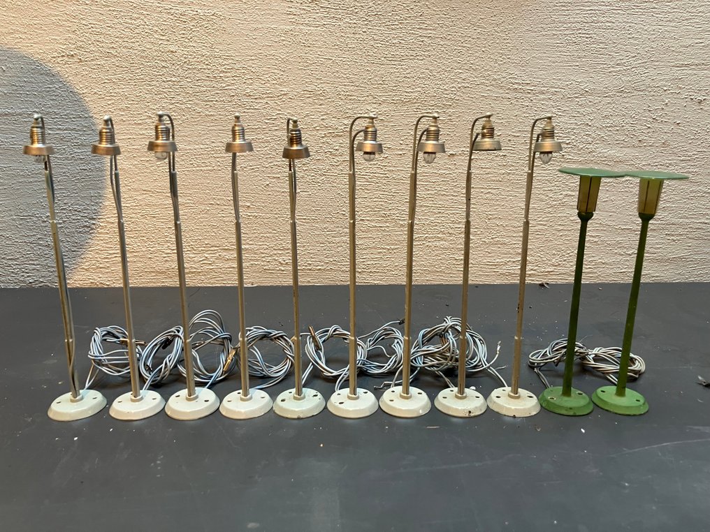 Märklin H0 - 7048 7047 - 模型火車燈光 (11) - 模型街灯套装，部分配有原装盒子。带连接线的灯。 - DB #1.0