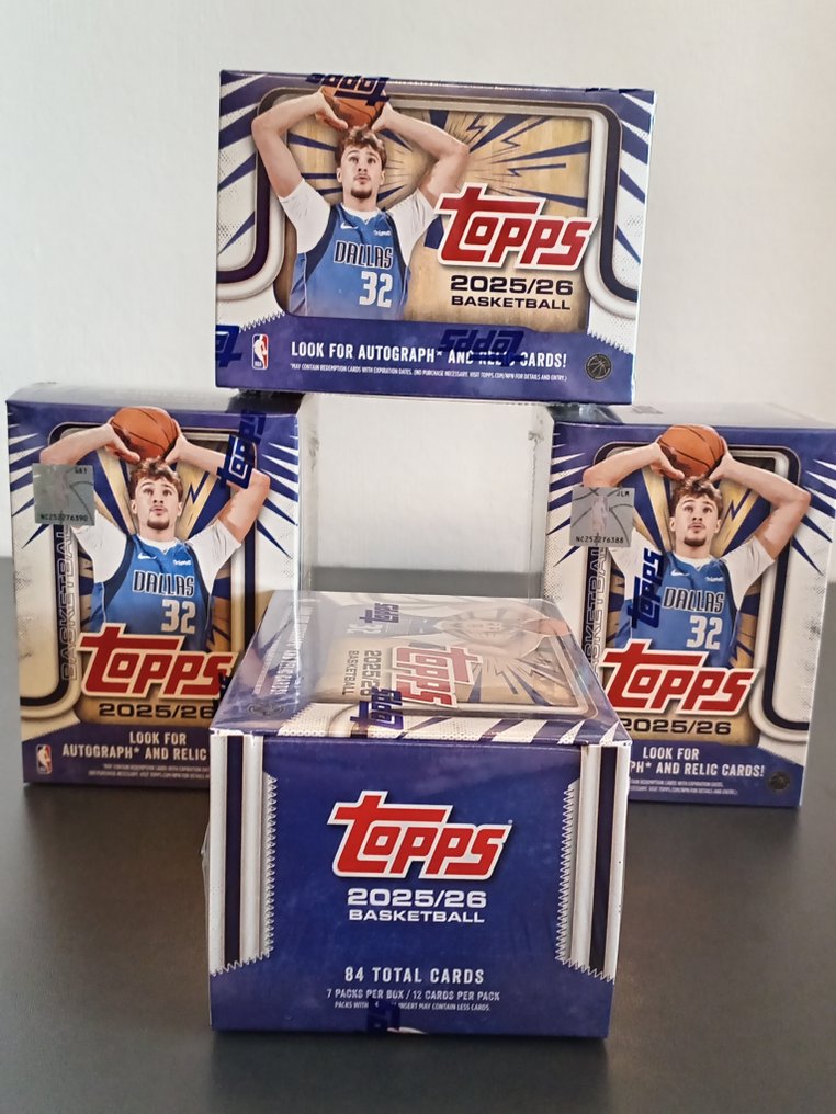 2025/26 Topps NBA Cooper Flagg, LeBron James, Luka Doncic, Victor Wembanyama, Stephen Curry Sealed box, Lisäkortti, Rinnakkaiskortti, Rookie-kortti, Signeerattu kortti, Patch-kortti, Muistoesinekortti - 4 Sealed box - Täydellinen (M) #1.0