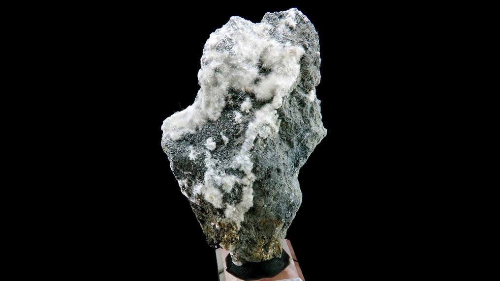 Picropharmacolite - Bou Azzer, Anti-Atlas, Morocco - Height: 6.5 cm - Width: 4.5 cm- 40 g #1.0