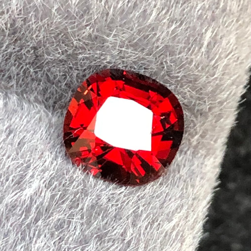 No Reserve Price - 1 pcs Red Spinel - 1.78 ct - International Jewellery & Gems Certifiers (IJGC) - VIVID RED SPINEL #1.0