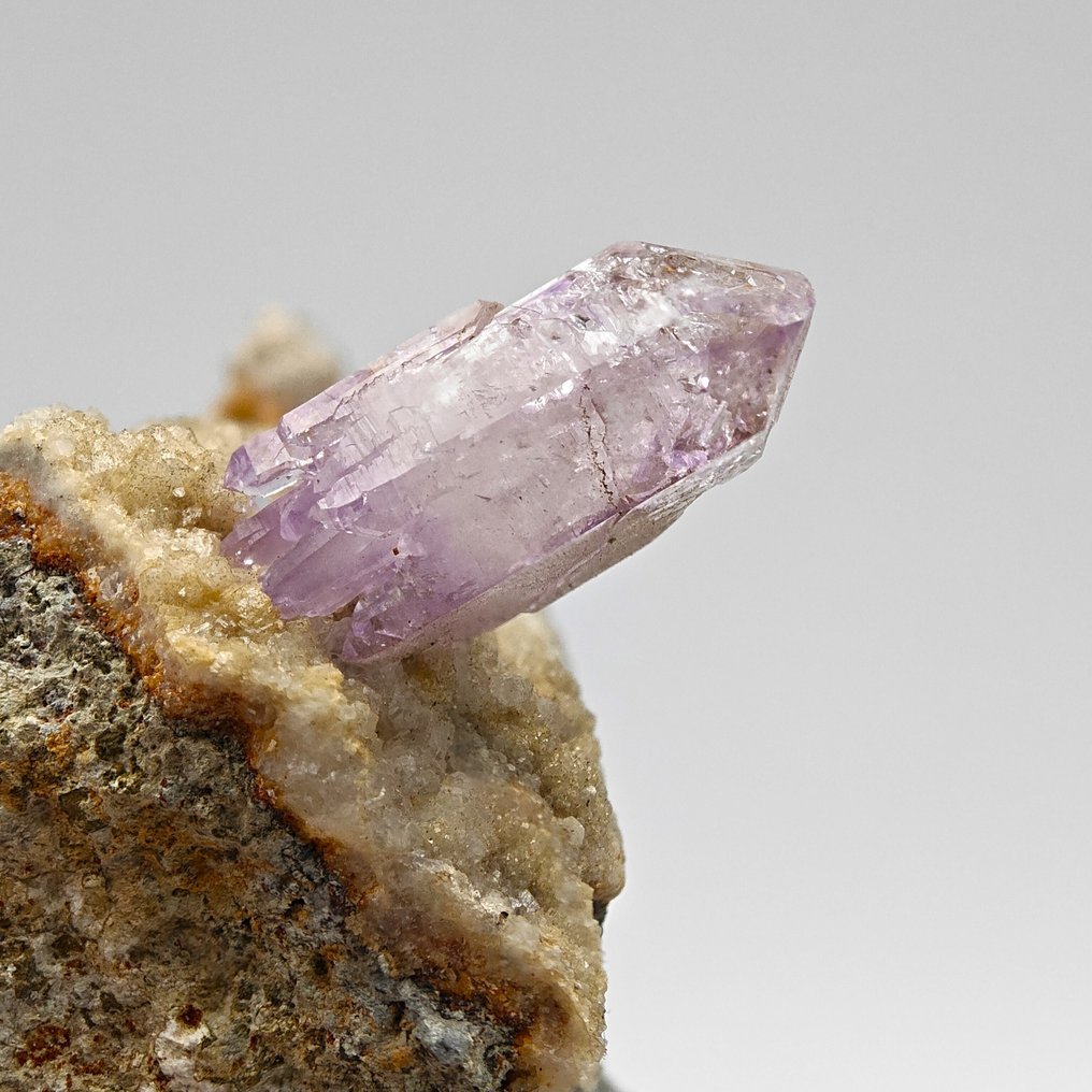 Sardinian amethyst, double-terminated crystal with violet spectrum Crystals on matrix - Height: 65 mm - Width: 44 mm- 64 g #1.0