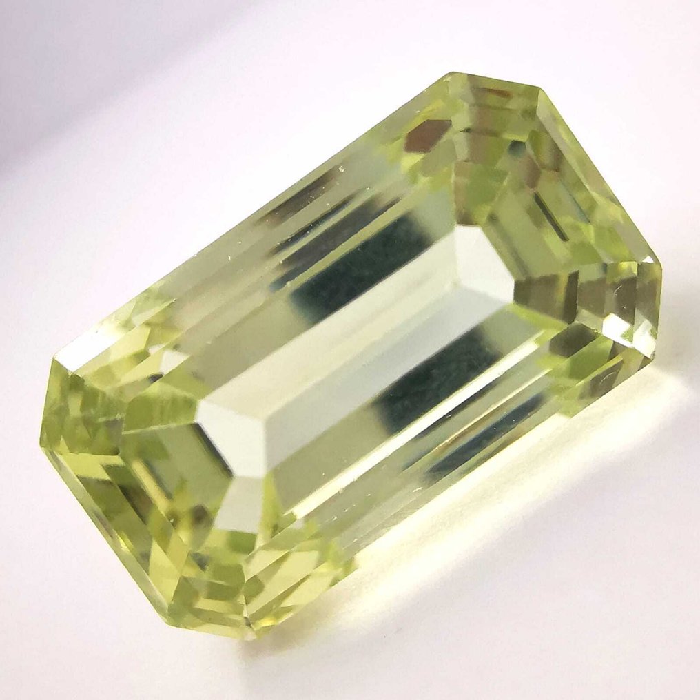 No Reserve Price Spodumene - 27.78 ct - Antwerp Laboratory for Gemstone Testing (ALGT) - Yellowish Green Spodumene #1.0