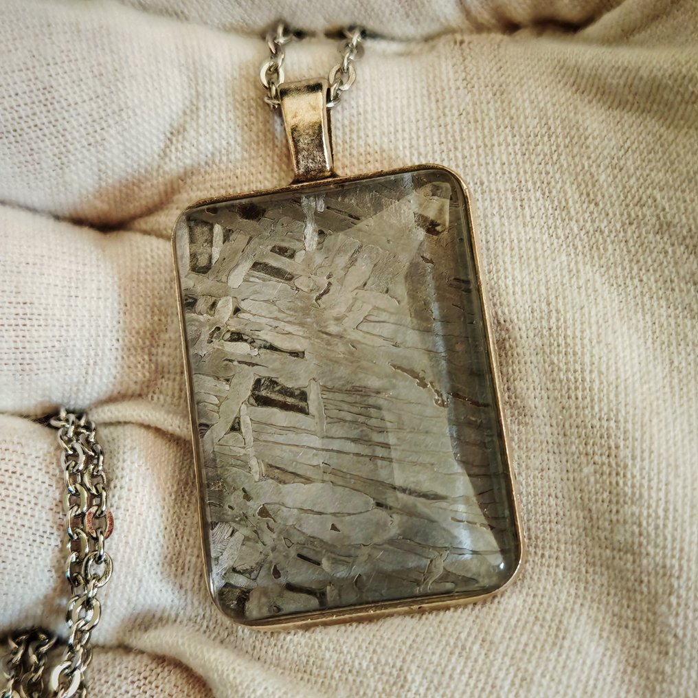 Stålvedhæng og meteoritt med kæde i rustfrit stål. Jernmeteorit - Højde: 43 mm - Bredde: 35 mm - 14.3 g - (1) #1.0