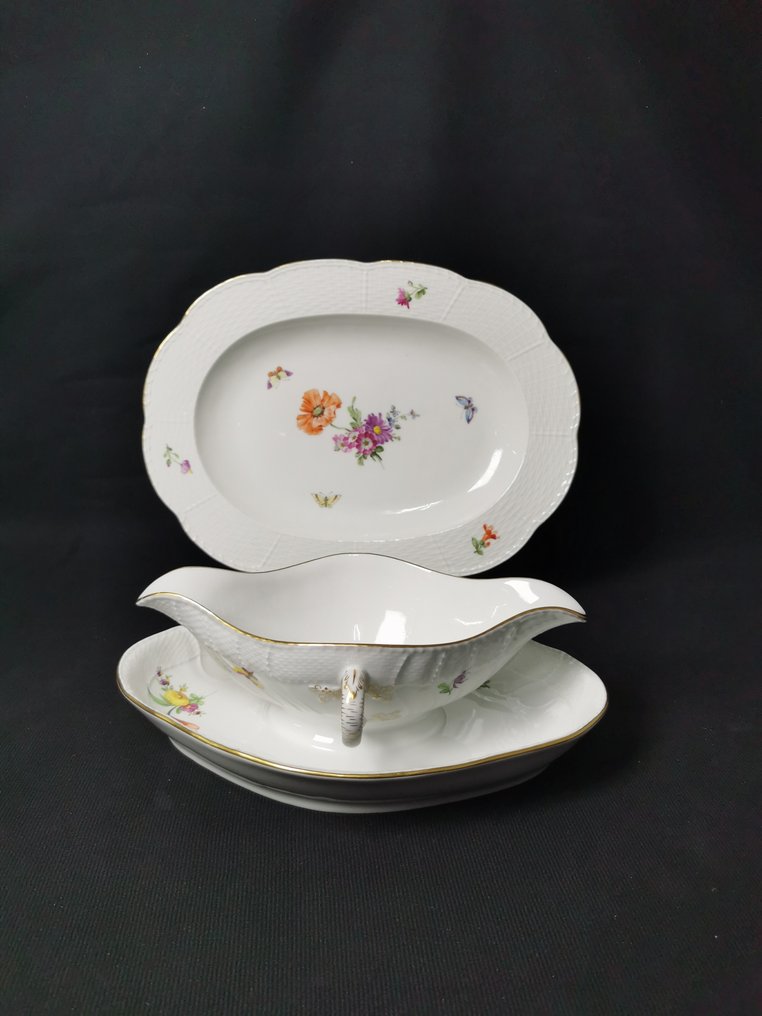 KPM - Osier e fiori con farfalla - Salsiera e piatto da portata - Scettro in blu, globo con croce e - Table service (16) - Porcelain #1.0