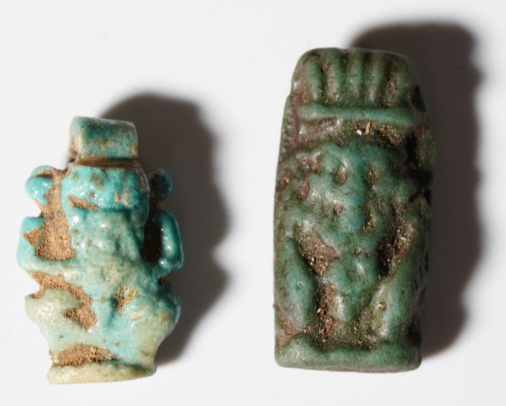 Αρχαία Αίγυπτος, τελευταία εποχή Faience ζευγάρι φυλαχτά του θεού Μπεσ, 17 x 11 mm / 23 x 12 mm #1.0
