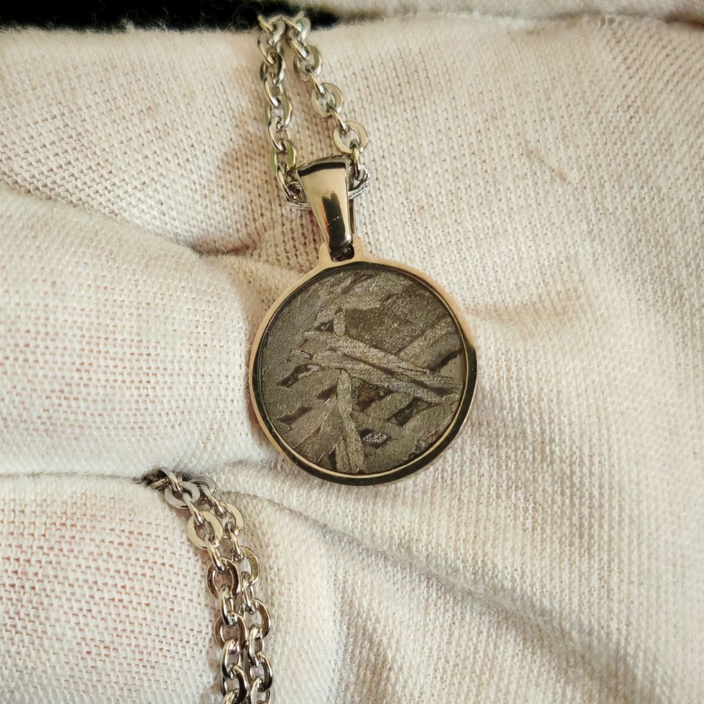 Pendente in acciaio e meteorite Aletai con catenina in acciaio inossidabile Meteorite Ferroso - Altezza: 23 mm - Larghezza: 15.5 mm - 2.35 g - (1) #4.3