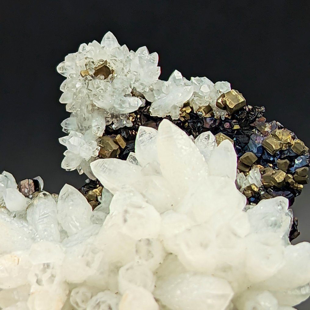 FIORE de QUARTZO com SFALERITE IRIDESCENTE e PIRITA, Peru Cristais sob matriz - Altura: 55 mm - Largura: 51 mm- 79 g #3.2