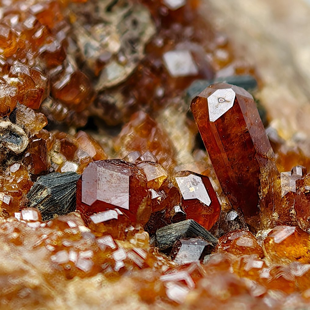 Red Hessonite, rare crystallization, Italy. Crystals on matrix - Height: 125 mm - Width: 60 mm- 410 g #3.2