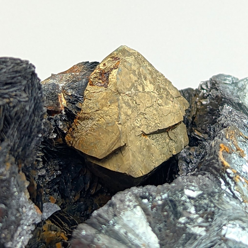 Pirite octaédrica dourada em geode de emathite, Brosso. Geodes - Altura: 99 mm - Largura: 75 mm- 578 g #2.1