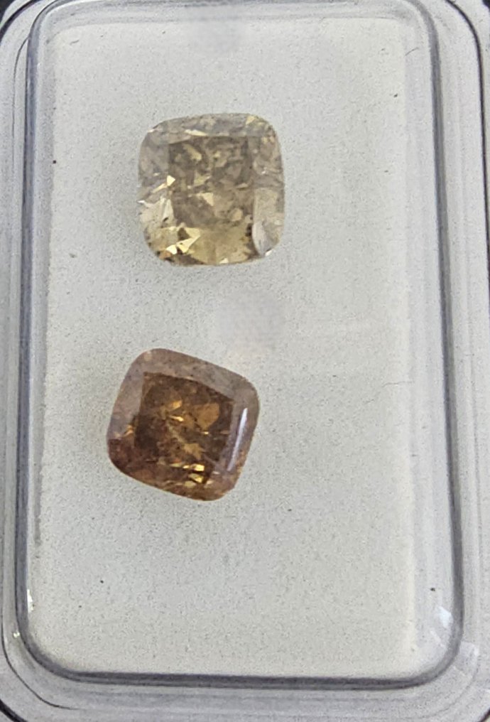 Ei pohjahintaa - 2 pcs Timantti  (Luonnollinen)  - 1.78 ct - Cushion (pyöristetty neliö) - SI2, VS1 - Israelin gemmologinen keskus (G.C.I.) - Hieno harmaa, vihreä, keltainen #1.0