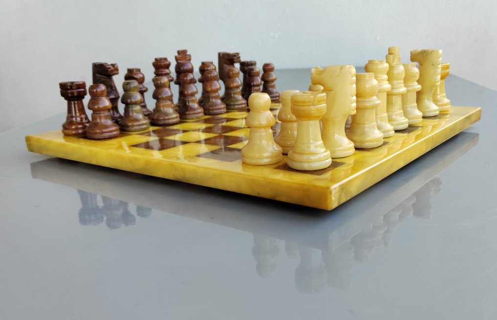 Scacchiera e scacchi in alabastro di Volterra Italia, fine anni ’70 - Chess set #1.0