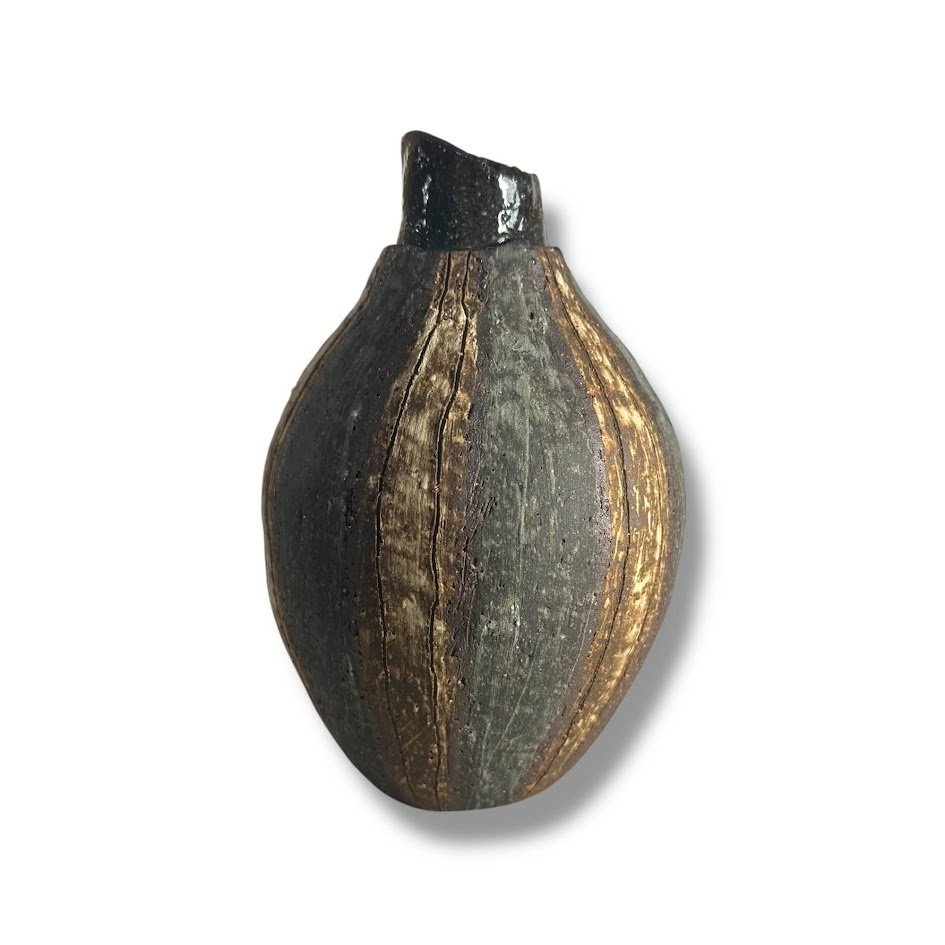 由福岛由纪设计的木烧雕塑花瓶，具有有机颈部——自然火焰与形态的研究 - 瓷器 - Yuki Fukushima - 日本 - 令和時期（2019至今） #4.3