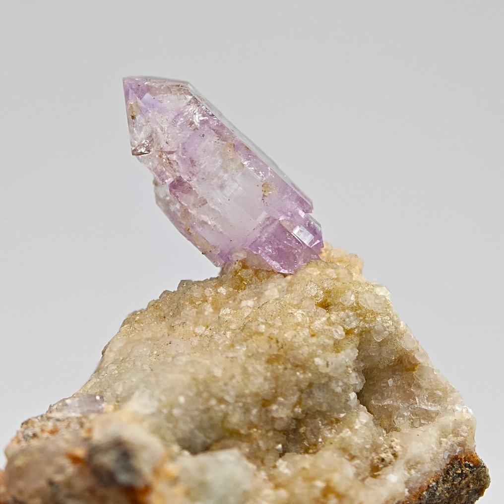 Sardinian amethyst, double-terminated crystal with violet spectrum Crystals on matrix - Height: 65 mm - Width: 44 mm- 64 g #3.2