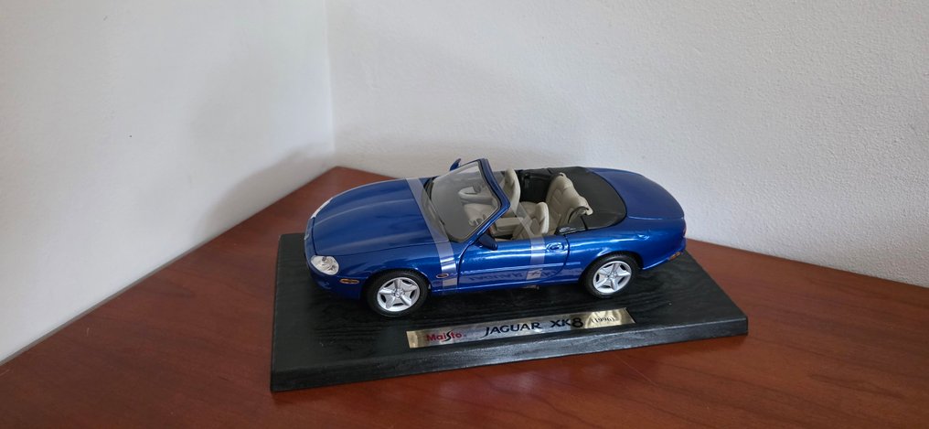 Maisto 1:18 - Model car - Jaguar XK8 #1.0