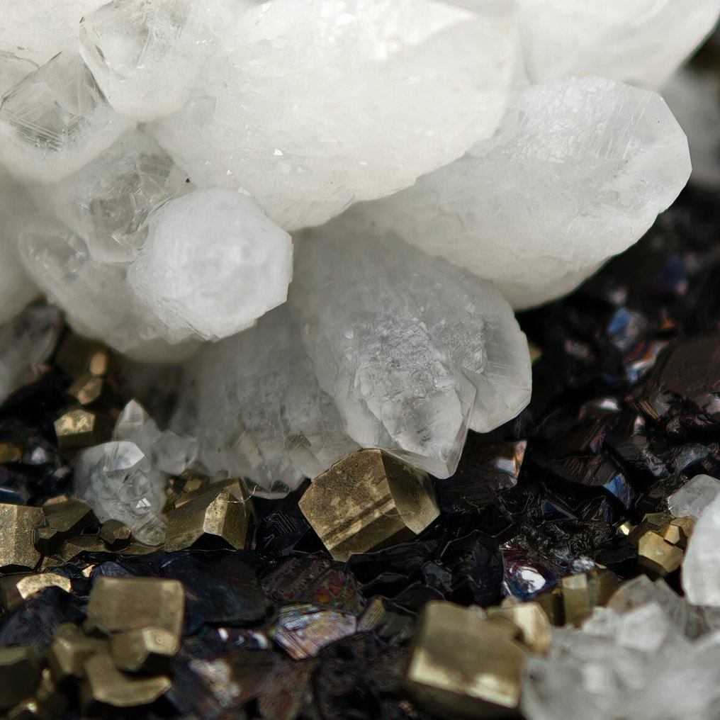 FIORE de QUARTZO com SFALERITE IRIDESCENTE e PIRITA, Peru Cristais sob matriz - Altura: 55 mm - Largura: 51 mm- 79 g #1.0