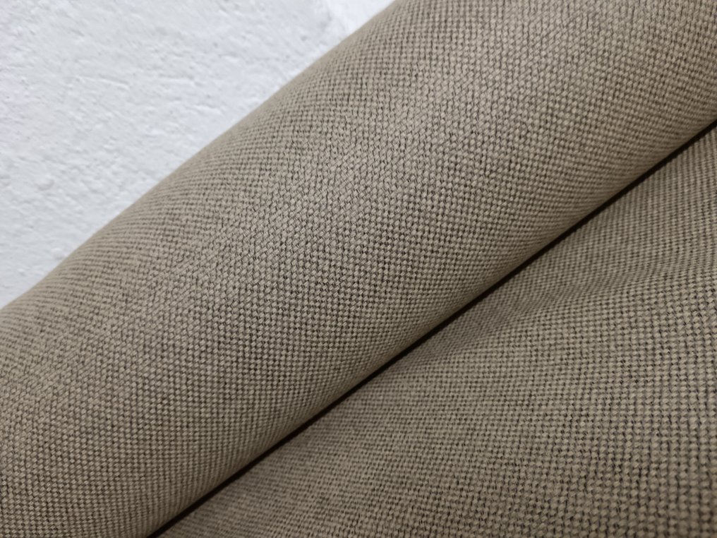 Pure wool 100%, measures 5.70x1.60 m. - Textile  - 570 cm - 160 cm - Pure wool 100% #1.0