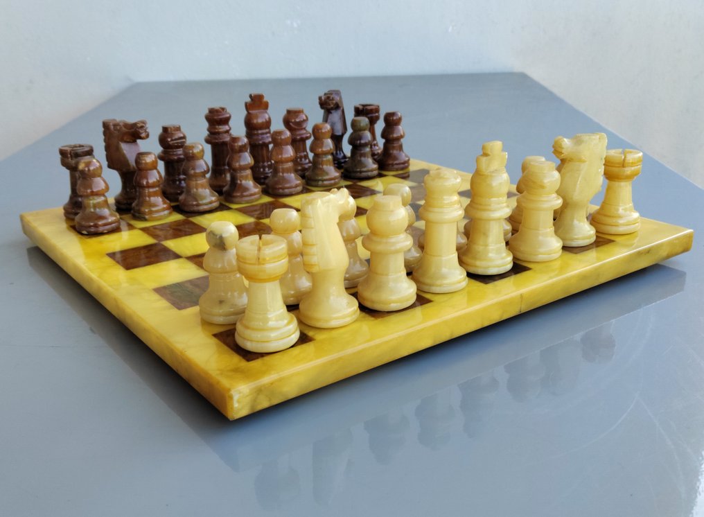 Scacchiera e scacchi in alabastro di Volterra Italia, fine anni ’70 - Chess set #2.1