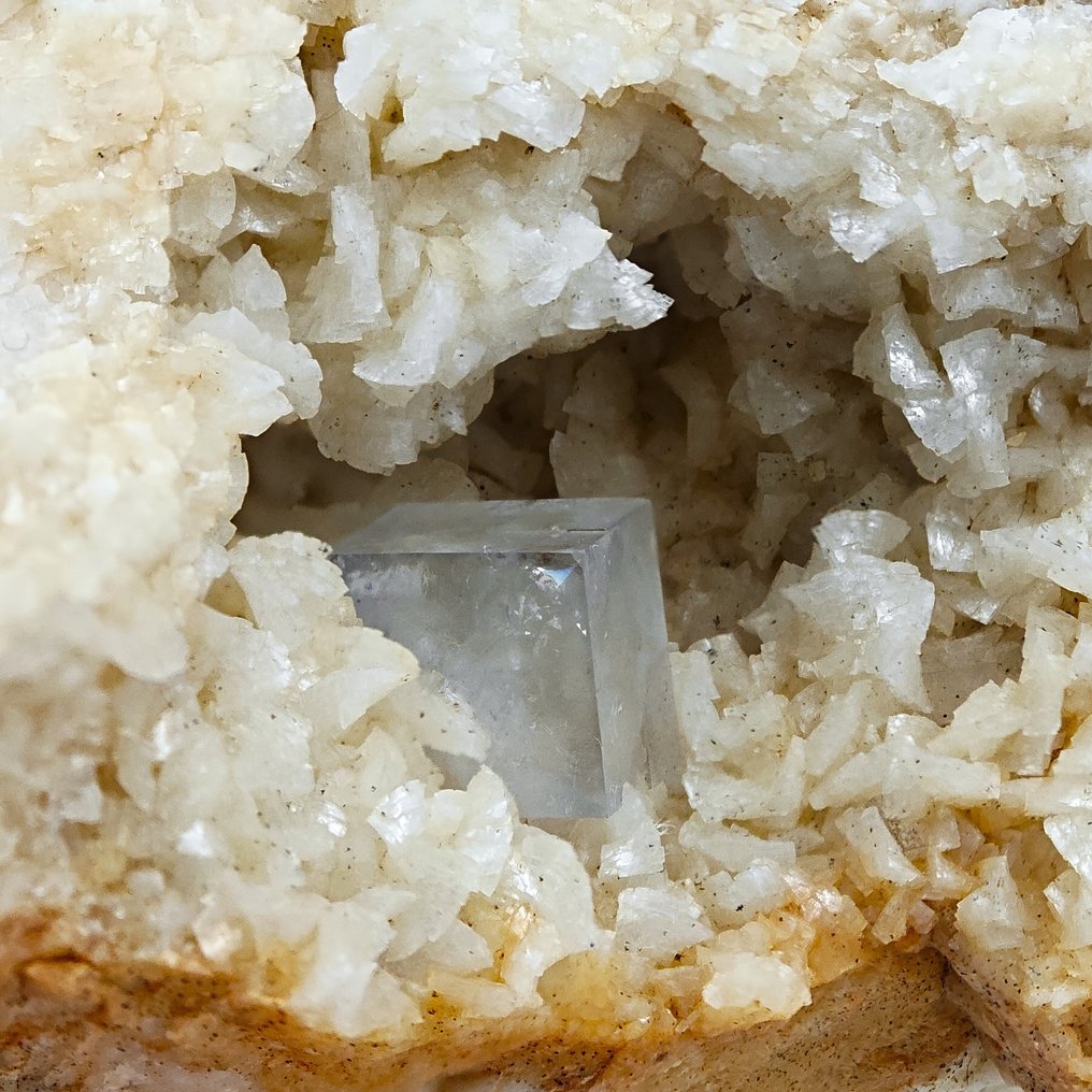 FLUORITE AZZURA in GEODE di DOLOMITE, Sardegna Geode - Altezza: 66 mm - Larghezza: 62 mm- 238 g #3.2