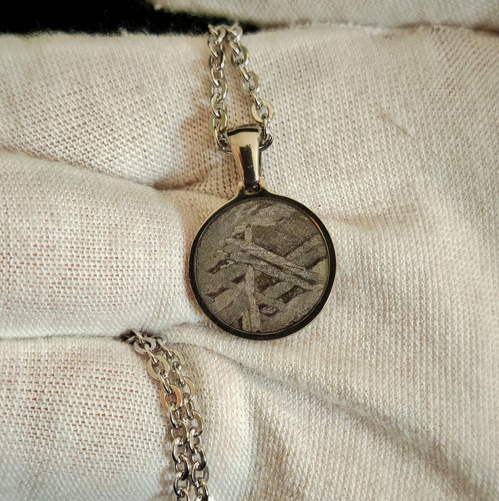 Pendente in acciaio e meteorite Aletai con catenina in acciaio inossidabile Meteorite Ferroso - Altezza: 23 mm - Larghezza: 15.5 mm - 2.35 g - (1) #3.2