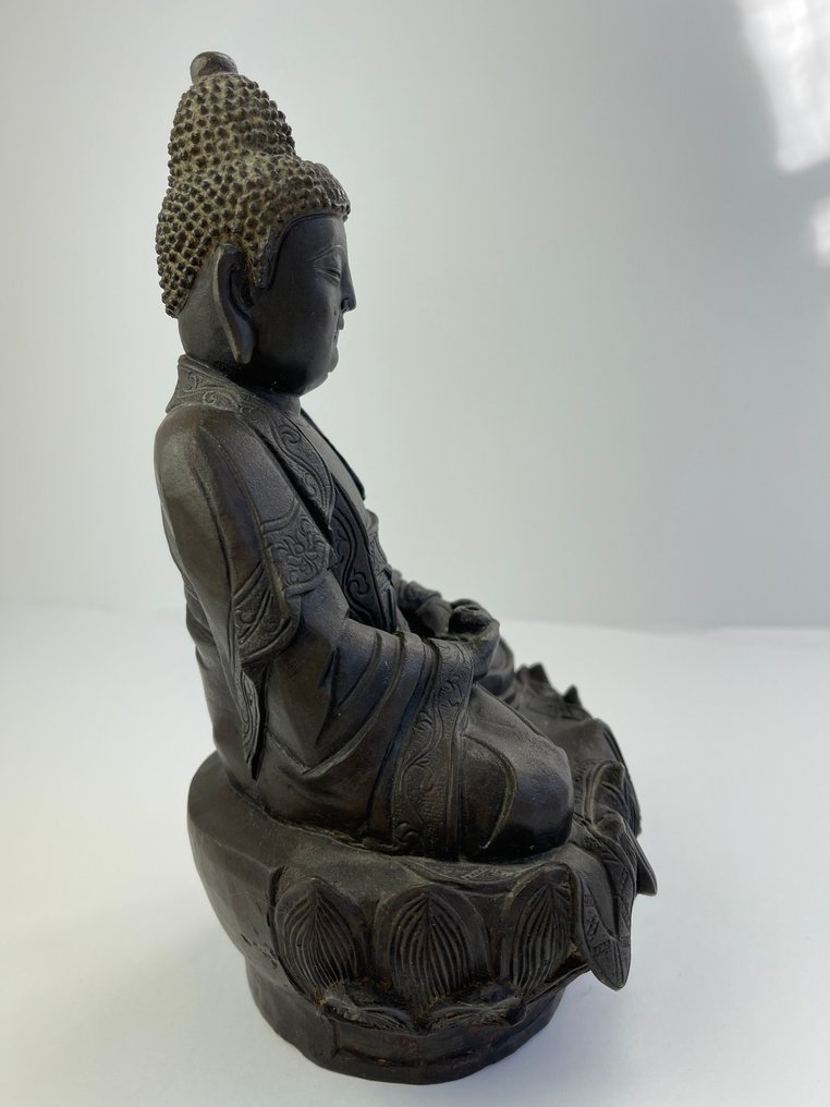 坐姿佛像，莲花座，金属铸造（约21厘米） - 青銅色, 合金 - 中國 - 19.-20. Jahrhundert #3.2
