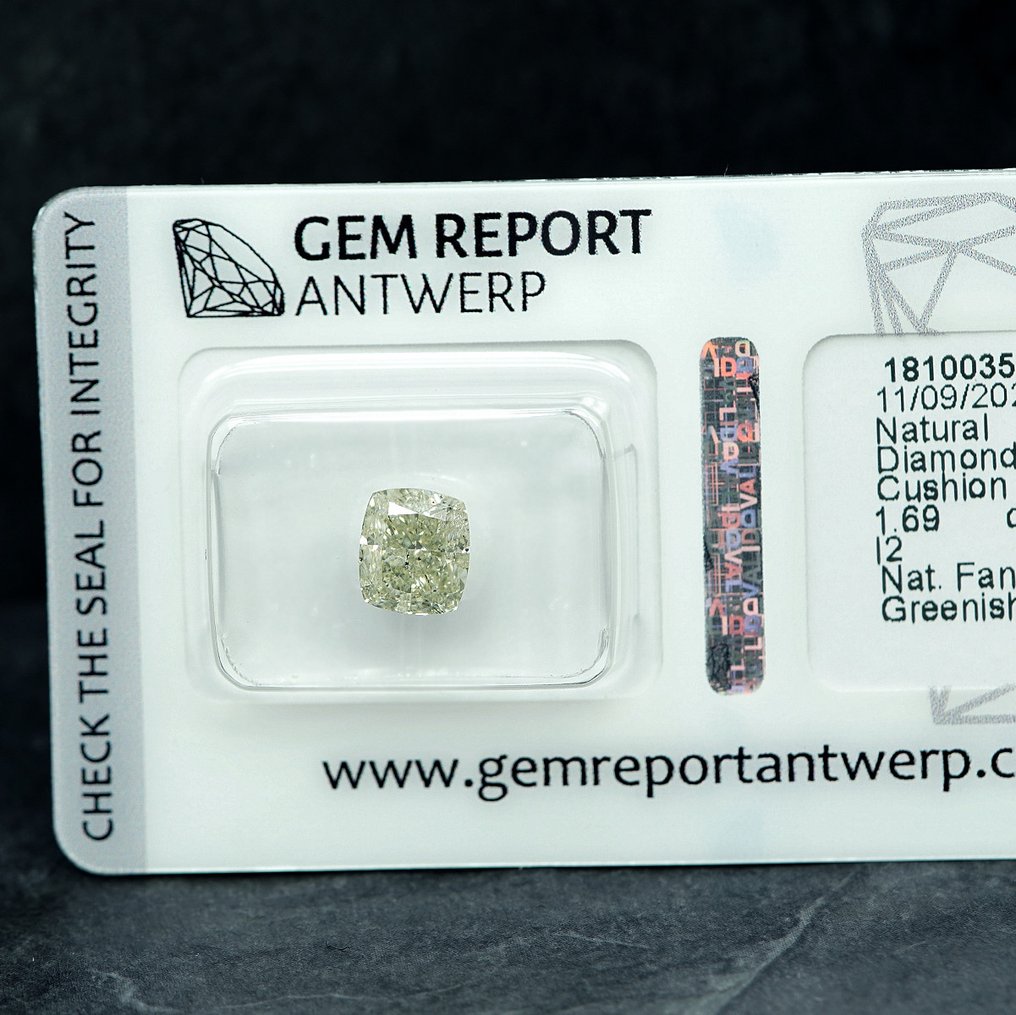1 pcs 钻石 (天然色彩的) - 1.69 ct - 枕形 - Fancy light 稍帶綠色的 黄色 - I2 内含二级 - 安特卫普宝石报告(GRA) #3.2