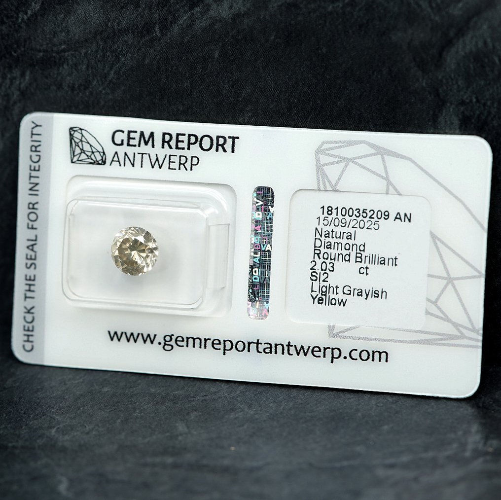 1 pcs 钻石 (天然色彩的) - 2.03 ct - 圆形 - Light 稍帶灰色的 黄色 - SI2 微内含二级 - 安特卫普宝石报告(GRA) #1.0
