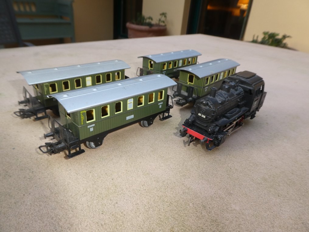 Märklin H0 - 3000/4040 - Set di treni (5) - Treno passeggeri di linea secondaria, locomotiva a tender BR 89 con 4 carri piattaforma. - DB #1.0