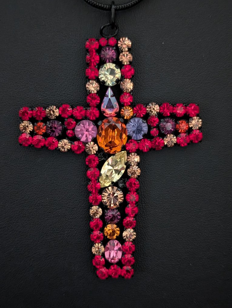 Statue, Groot collier ingelegd met Swarovski stenen - 8 cm - Crystal #1.0