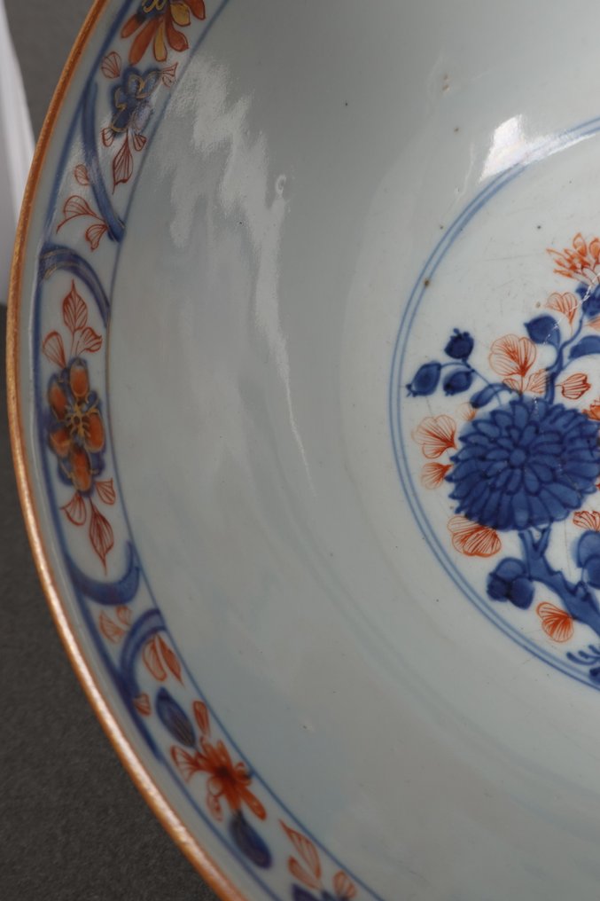 Kangxi (1662-1722) - 碗 - Peonies in a Landscape - Underglaze Blue with overglaze red and gold - 瓷器 - 非常大的碗 #4.3