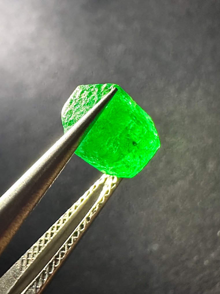 Σμαράγδι Ακατέργαστο. 1,65 καρατίων. Υπέροχο πράσινο, εκπληκτικό σμαραγδί κρύσταλλο. 100% επιμεταλλωμένο, - Ύψος: 6 mm - Πλάτος: 5 mm- 0.33 g #3.2