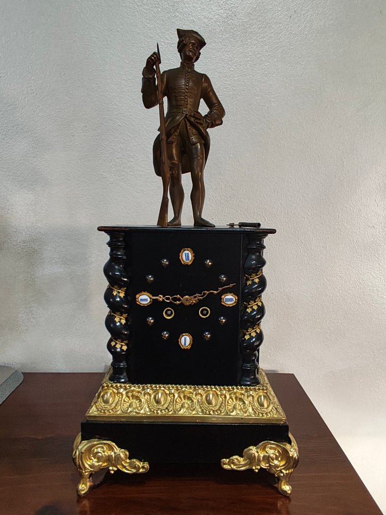 Relógio de lareira com figura - Antigo - Bronze dourado, Castanheiro - 1850-1900 #1.0