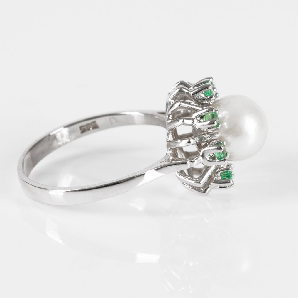 Zonder minimumprijs - Designer jewellery - Ring - Akoyaperle Ø 7,2 mm Hauszertifikat - 14 karaat Witgoud - 0.80ct. tw. Smaragd - Parel #3.2
