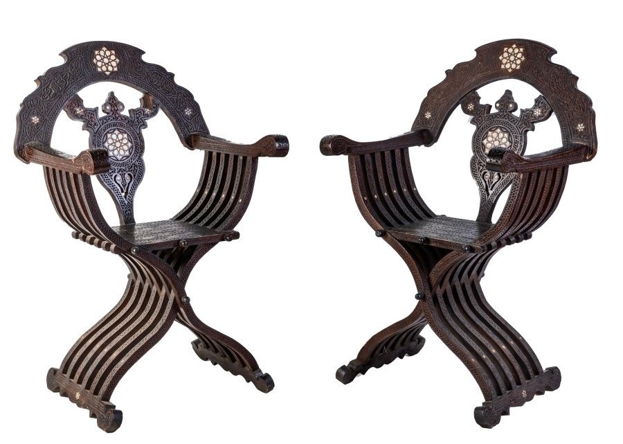 Καρέκλα (2) - Ενδιαφέρον ζευγάρι καρεκλών «Savonarola» με μεσογειακό στυλ, ξύλο και μαργαριταρένιο. - 19ος αιώνας #1.0