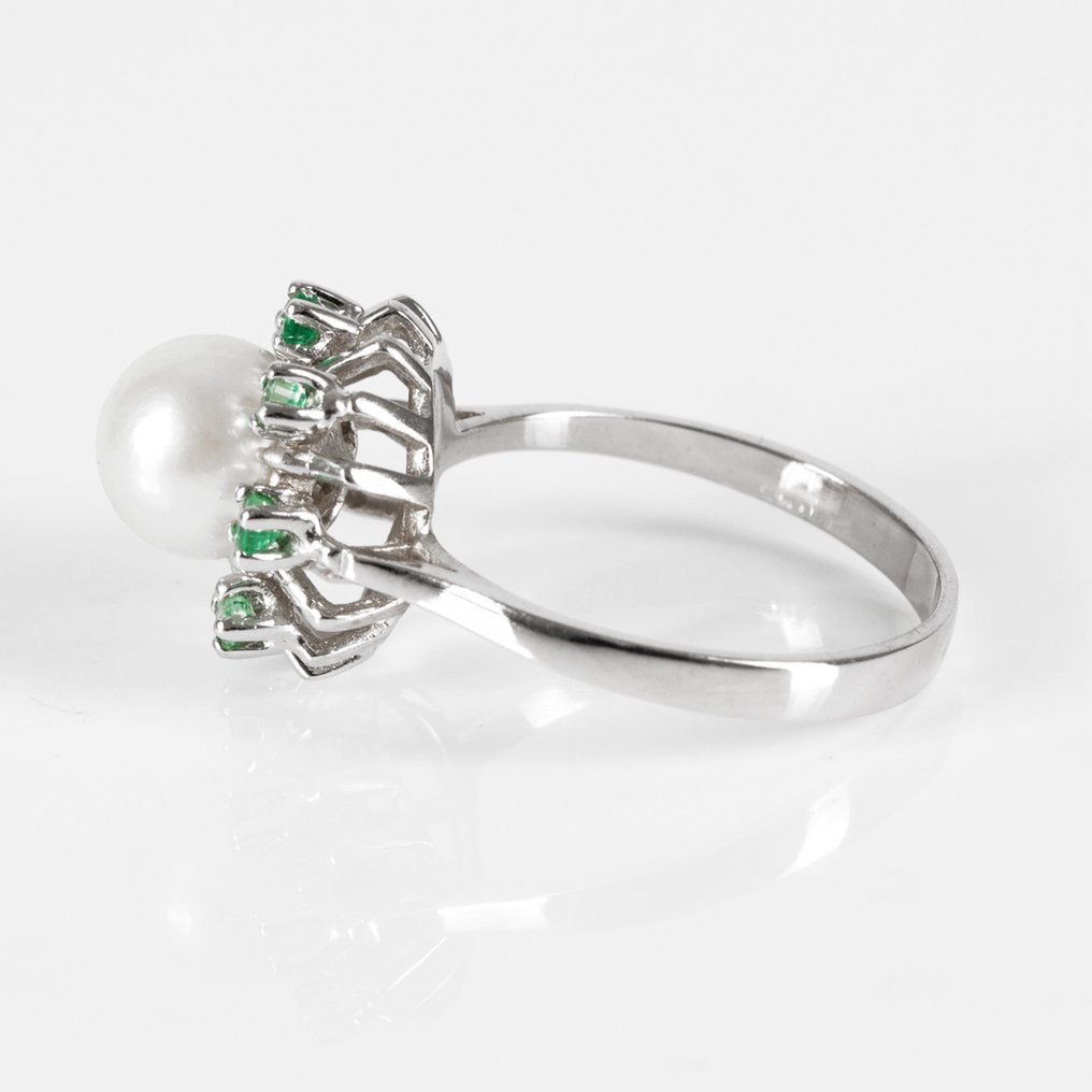 Zonder minimumprijs - Designer jewellery - Ring - Akoyaperle Ø 7,2 mm Hauszertifikat - 14 karaat Witgoud - 0.80ct. tw. Smaragd - Parel #4.3