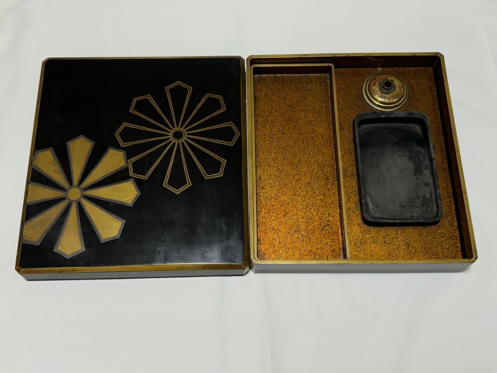 Suzuribako 硯箱 (writing box) - 盒 - 精致的古董苏子箱，配以梨子漆和两个特殊的八角图案蒔绘设计 - 木, 金色 - flower/phoenix/box #2.1